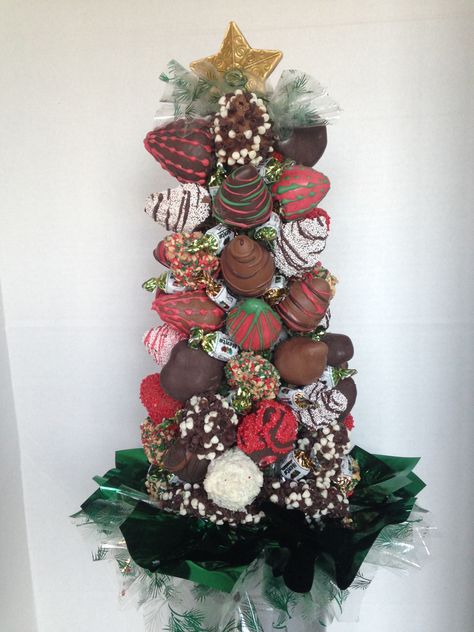 Christmas tree! chocolate strawberry tower Christmas Strawberry Tower, Chocolate Strawberry Tower, Chocolate Covered Strawberry Tree, Strawberry Towers, Christmas Tree Chocolate, Christmas Strawberry, Strawberry Tower, Strawberry Tree, Covered Strawberry