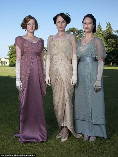 Marys dress (middle) from season 1 episode 4 of Downton Abbey #fashionista #fashion #attire #outfit Downtown Abbey Fashion, Downton Abbey Season 1, Women In Dresses, Downton Abbey Costumes, Downton Abbey Dresses, Lady Sybil, Style Année 20, Jessica Brown Findlay, Downton Abbey Fashion