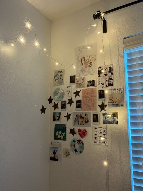 Deco Wall Ideas Bedroom, Polaroid Wall With Fairy Lights, Fairy Lights Picture Wall, Photocard Room Decor, Decorate White Board, Wall Photos Ideas, Ideas Para Decorar Cuartos Manualidades, Ideas Para Cuartos, Study Room Decor Ideas