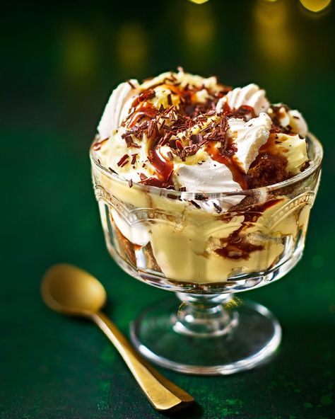 Eaton Mess Recipe, Dairy Free Tiramisu, Eton Mess Dessert, Eton Mess Recipe, Amazing Christmas Desserts, Classic Tiramisu Recipe, Tiramisu Recipes, Tiramisu Trifle, Chocolate Tiramisu