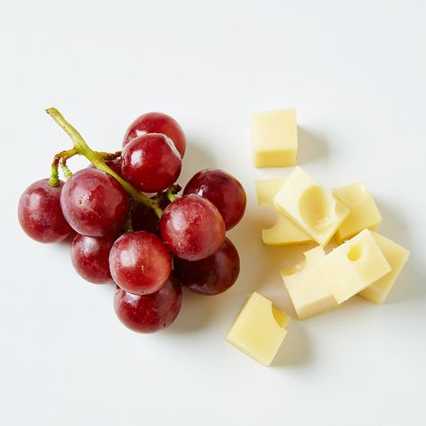 Looking to make a great meal without cooking a ton? Our Swiss Cheese and Grapes recipe is perfectly portioned for one and simple to make. Starter Meal Ideas, Grapes Recipes, Cheese And Grapes, Ww Appetizers, Ww Snacks, Meal For One, Smart Points Recipes, Light Food, Grape Recipes