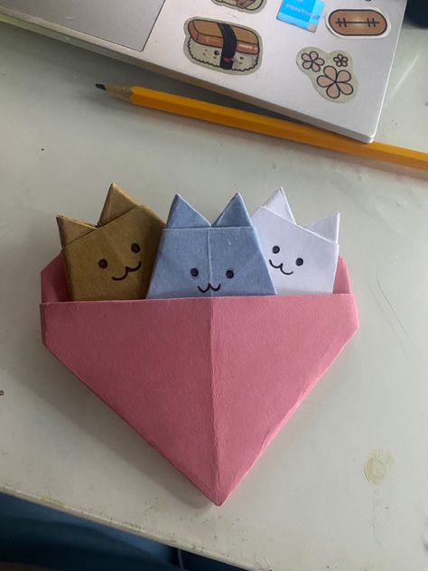 Gift Ideas Romantic, Cute Mini Diy Gifts, Easy Crafts For Friends, Home Made Gifts For Friends, Handmade Gifts For Gf, Christmas Handmade Gifts, Paper Crafts Ideas, Mini Origami, Group Crafts