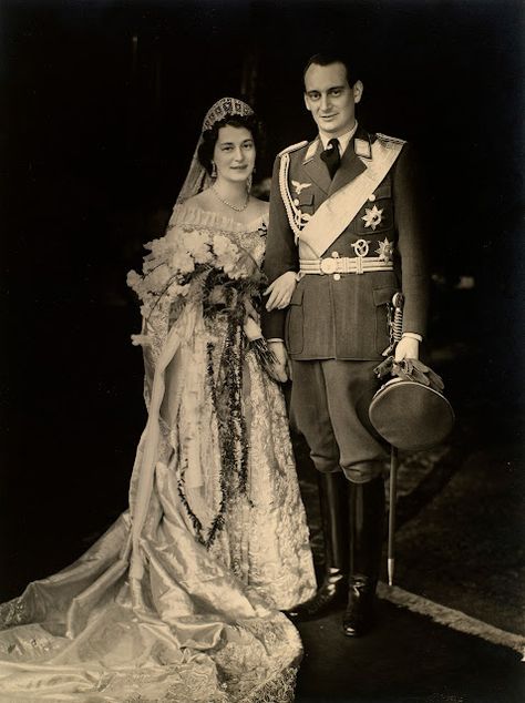 King Leopold, Princesa Real, Royal Collection Trust, Prince Louis, Royal Wedding Dress, Royal Brides, Isabel Ii, European Royalty, Royal House