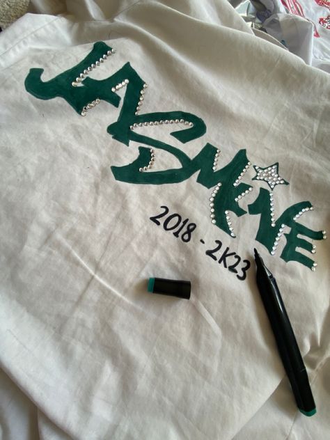 Leavers Shirt Graffiti, Leavers Shirt Designs Graffiti, Leavers Shirts Aesthetic, Leavers Shirt Designs Bratz, High School Leavers Shirts, Graffiti Leavers Shirt, Y11 Leavers Shirts, Leavers Shirt Ideas Uk, Levers School Shirt