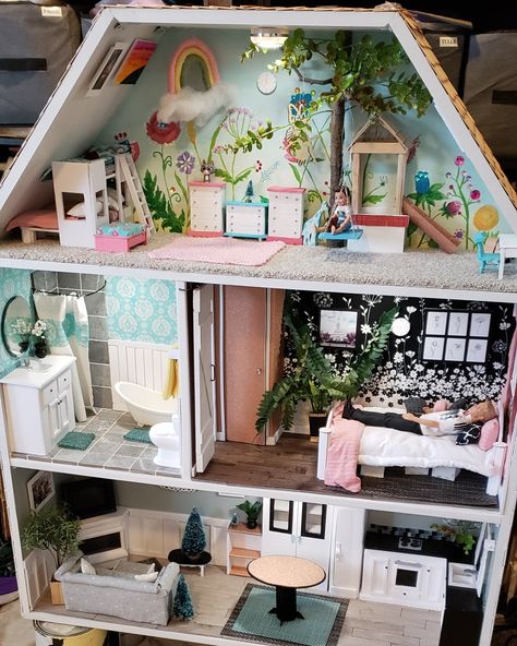 Upcycle Barbie House, Bookcase Barbie House, Barbie Doll House Aesthetic, Doll House Painting Ideas, Realistic Barbie House, Doll House Makeover Diy, Barbie House Makeover, Barbie House Diy, Diy Cube Shelf