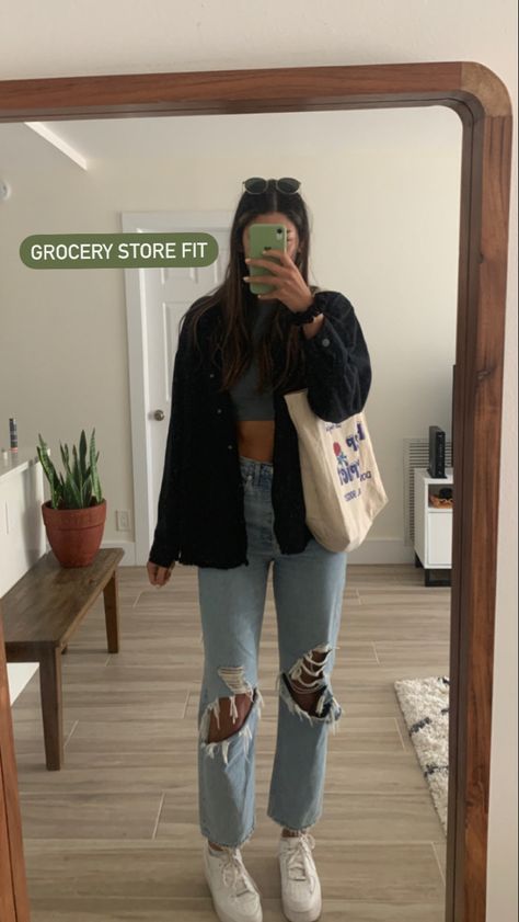 White Sneakers Casual Outfit, Massive Wardrobe, Jeans Tote Bag, Outfits With Jeans, Tote Bag Outfit, Casual Outfit Idea, Outfit Oversize, Cute Outfits With Jeans, Spring Break Outfit