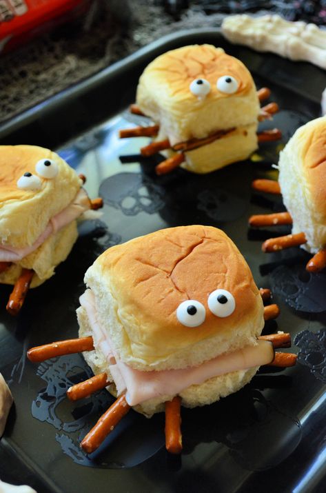 Spider Sandwiches, Halloween Sandwiches, Halloween Finger Foods, Halloween Lunch, Halloween Breakfast, Spooky Snacks, Spooky Food, Halloween Party Snacks, Halloween Fest