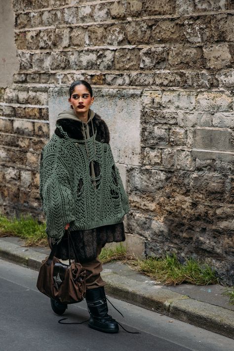 Paris Street Style Winter, Streeet Style, Street Style Fall 2022, Oversized Street Style, Puffer Outfit, Boho Street Style, Punk Style Outfits, Street Goth, Street Style Fall