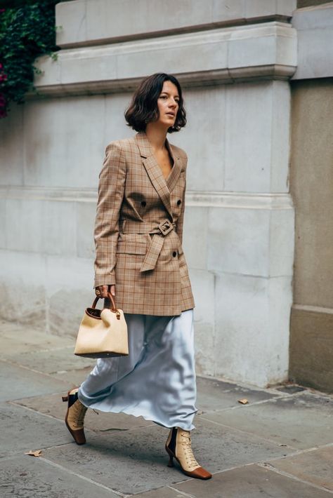 Slip Skirt Outfit Ideas Milan Street Fashion, Modest Street Style, London Street Style Spring, London Fashion Week Street Style, Tokyo Street Fashion, Fashion Week Spring 2020, Slip Skirts, London Street Style, Looks Street Style