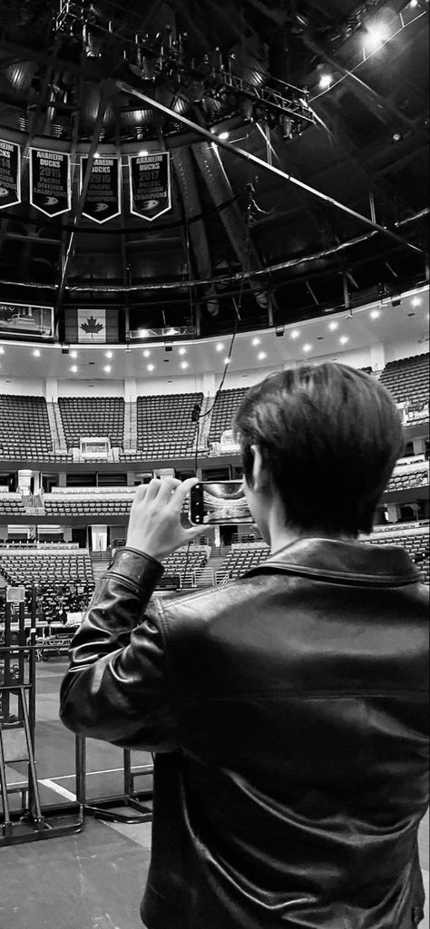 Twitter Update [221006] #SUNGHOON #ENHYPEN View Wallpaper, Kpop Couples, Enhypen Sunghoon, Black And White Wallpaper, Homescreen Wallpaper, Twitter Update, Sung Hoon, White Wallpaper, Anaheim