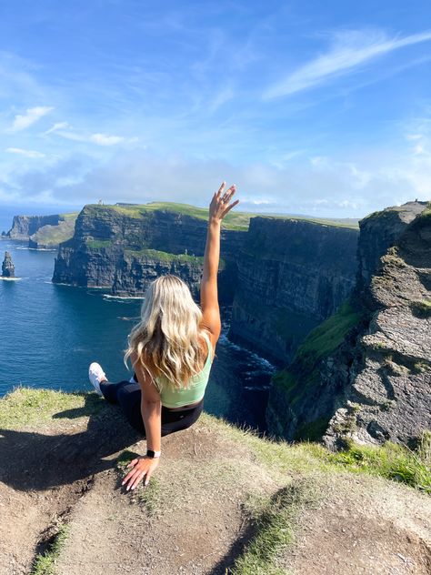 Cliffs of Moher in Ireland for some travel inspo, travel photos, ireland photos, photo inspo @gracieoconnor on insta Dublin Ireland Picture Ideas, Pictures In Ireland, Ireland Travel Photography, Ireland Lookbook, Ireland Picture Ideas, Cliffs Of Moher Outfit, Ireland Instagram Pictures, Ireland Photo Ideas, Ireland Photoshoot