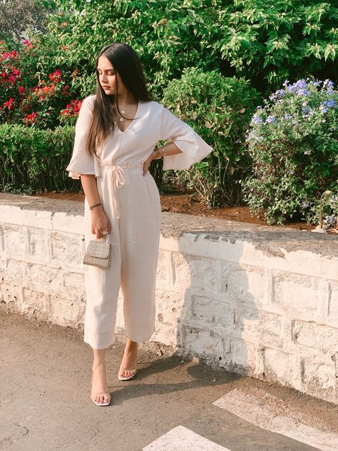 Photo Poses In Western Dress, Jumpsuits Poses For Women, Poses In Jumpsuit For Instagram, Poses With Jumpsuit, Poses For Jumpsuit, Pose In Jumpsuit, Jumpsuit Poses Instagram, Jumpsuit Photoshoot Ideas, Short One Piece Dress Western