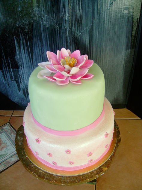 A cake with a lotus flower Lotus Flower Theme Party, Lotus Flower Cake, Flower Party Themes, Lotus Cake, Cake Themes, Cake Inspo, Flower Party, White Lotus, Birthday Flowers