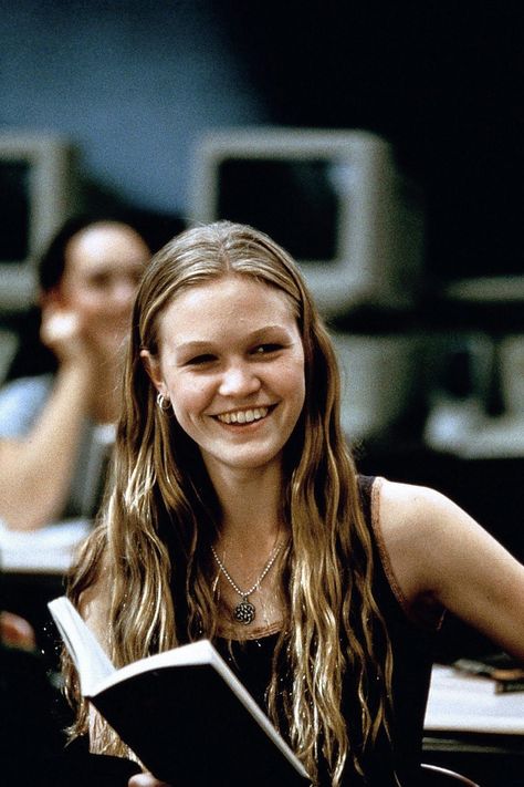 Julia Stiles, as Kat Stratford, reading in 10 Things I Hate About You (1999).  In 10 Things, Kat and her schoolmates have to discuss Sonnet 141 (“In faith I do not love thee with my eyes/For they in thee a thousand errors note”), then rewrite the poem in modern English, but in iambic pentameters. By the end of the film, Kat has completed her effort, an impassioned rap about the boy she has been tricked into falling in love with: the 10 things she hates about him. Kat Stratford Reading, Kat Stratford, Celebrities Reading, Books And Art, Politically Correct, 10 Things I Hate About You, Julia Stiles, Women Reading, Grl Pwr