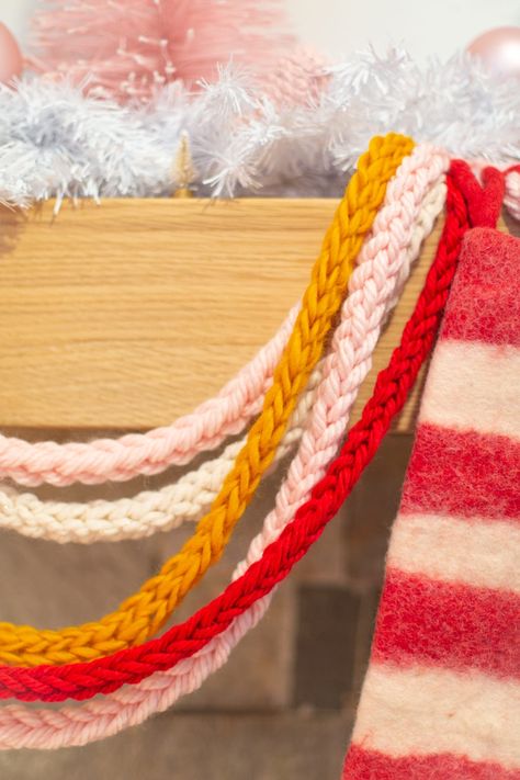 How To Finger Knit, Finger Knit, Holiday Garland, Diy Christmas Garland, Christmas Yarn, Garland Diy, Holiday Garlands, Finger Knitting, Diy Garland