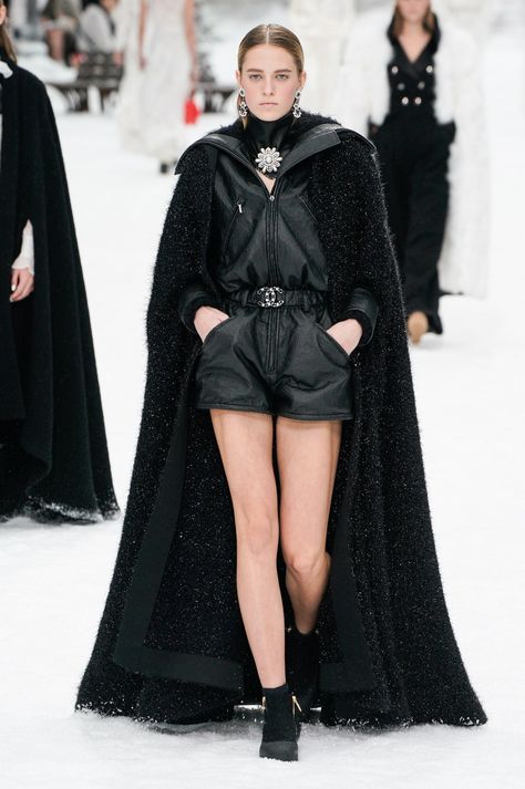 Chanel Fall 2019 Ready-to-Wear Collection - Vogue Chanel Fall 2019, Moda Chanel, Mode Chanel, Chanel Couture, Moda Paris, Vogue Germany, Chanel Fashion, Fall Collection, 가을 패션