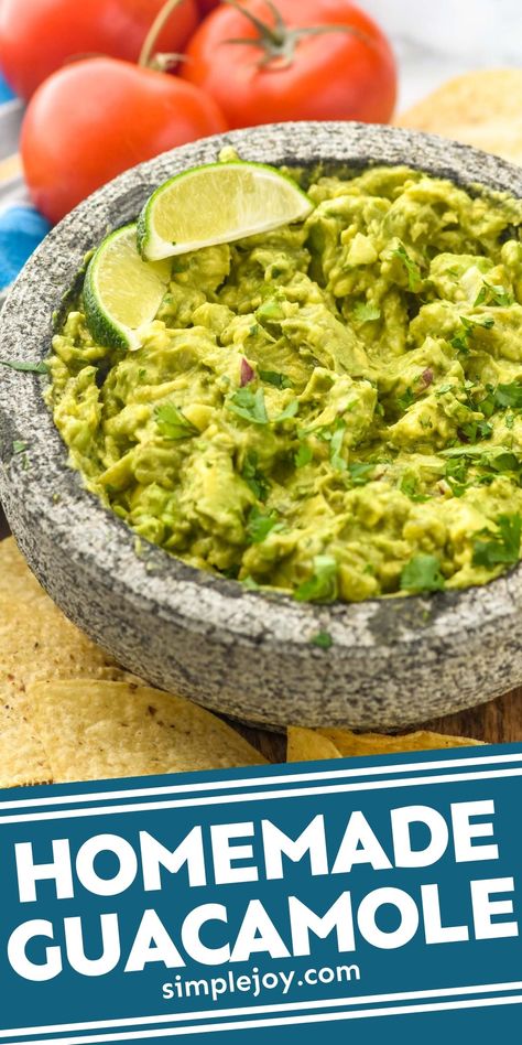 This Easy Guacamole Recipe is made with easy to find ingredients and it is the perfect combination of flavors. You will fall in love with this easy recipe. Easy Guacamole Recipe, Avocado Recipes Easy, Easy Taco Recipes, Guacamole Recipe Easy, Baked Chicken Fajitas, Homemade Dips, Guacamole Dip, Football Snacks, Cucumber Avocado