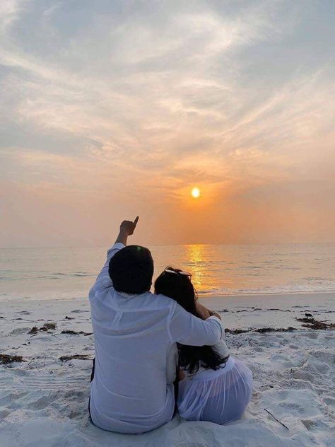 Beach Side Photoshoot Ideas, Sunrise Couple Photography, Beach Couple Poses, No Face Couple Photos, No Face Couple, Umrah Mubarak, Couple Fun, Beach Poses For Couples, Couple Beach Pictures