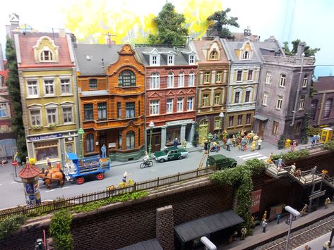 N Scale Layouts, Ho Model Trains, Model City, Ho Scale Trains, Ho Trains, City Model, N Scale, Tropical Houses, Lego Moc