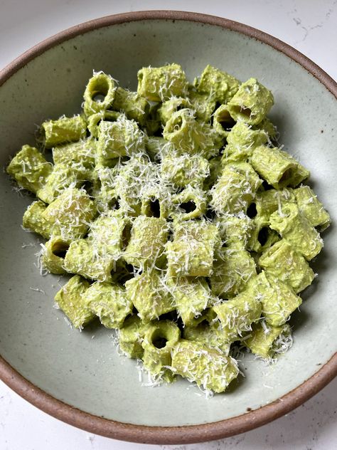 Avocado Meal Prep, Rachel Mansfield, Pasta Entrees, Pesto Dishes, Pasta With Pesto, Girl Lunch, Gf Meals, Pesto Pasta Recipe, Avocado Pesto Pasta