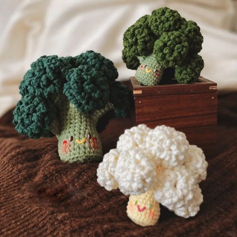 Introducing the perfect crochet pattern for all plant lovers - the Broccoli Crochet Pattern! This fun and unique pattern will allow you to create your very own adorable broccoli-inspired crochet pieces. Whether you're a seasoned crocheter or just starting out, this pattern is perfect for you. Add a touch of greenery to your crochet projects with this delightful broccoli pattern. Get your hands on this pattern today and bring a little vegetable whimsy into your crafting creations. The list is for Vegetable Amigurumi, Crochet Broccoli, Plant Crochet, Crochet Pieces, Confection Au Crochet, Crochet Food, Yarn Thread, Your Crochet, Pattern Tutorial