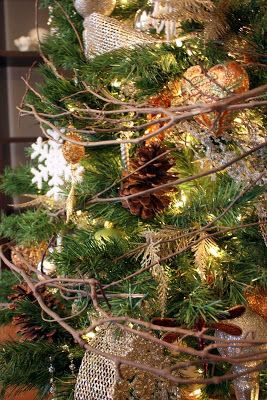 Christmas tree Minimalist Christmas Tree Ideas 2023, Tuscan Christmas, Grapevine Garland, Country Christmas Trees, Decorating Trees, O Christmas Tree, Christmas Rustic, Natural Christmas, Woodland Christmas