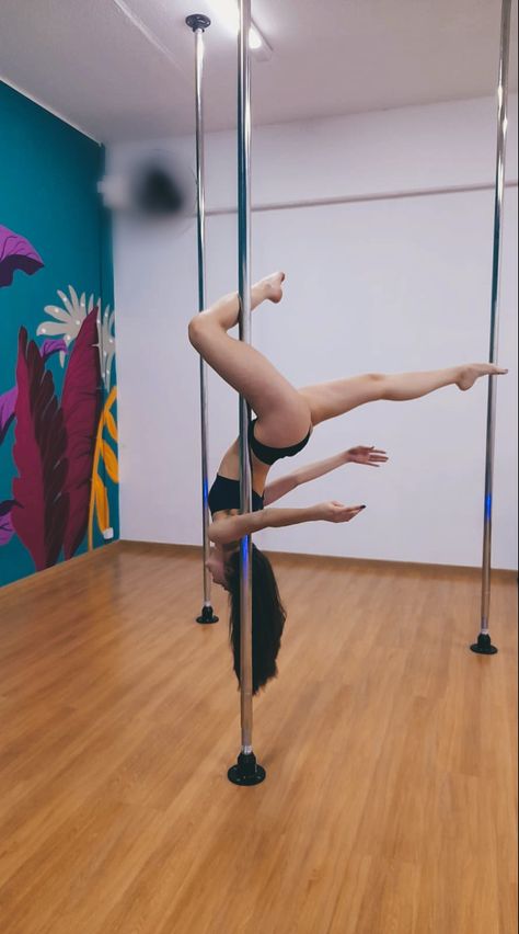 Pole Pictures, Pole Dance Poses, Pole Dancing For Beginners, Pool Dance, Pole Sport, Dance Photo Shoot, Art Pole, Dance Rooms, Pole Moves