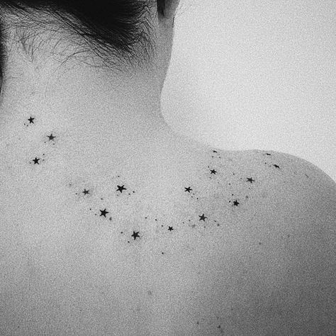 Shoulder Tattoos For Women Stars, Star Shoulder Tattoos For Women, Stars Shoulder Tattoo, Aesthetic Back Tattoo, Middle Of Back Tattoo, Star Tattoo On Shoulder, Tattoos Sunflower, Top Of Shoulder Tattoo, Lettering Tattoos