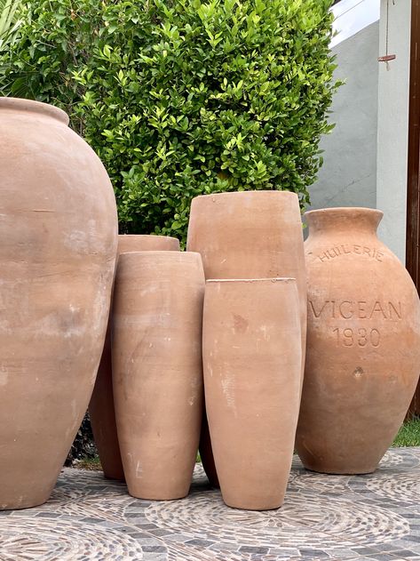 Scandi Boho Interior, Timber Planters, Terra Cotta Pots Garden, Vasos Vintage, Arizona Decor, Home Spa Room, Summer Planter, Antique Clay Pots, Glass Vase Decor