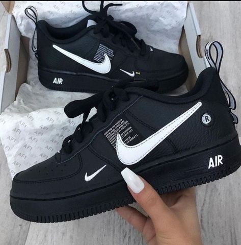 Consigli per ragazze su: ×Crush❤️ ×Bellezza💆 ×Foto📷 ×Abbigliamento?… #casuale # Casuale # amreading # books # wattpad Tenis Air Force, Nike Sneakers Outfit, Kerala Fashion, Nike Air Jordan Shoes, Black Nike Shoes, Baby Nike, Jordan Shoes Girls, All Nike Shoes, Photography Music