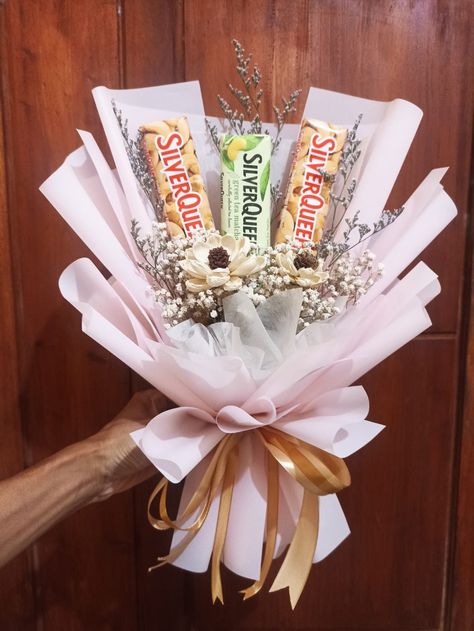 Snack bouquet ulang tahungraduation anniv dll Snack Flower Bouquet, Bucket Snack Graduation, Bouquet Snack Aesthetic, Buket Jajan Aesthetic, Buket Snack Aesthetic, Snack Bouquet Diy, Snack Bouquet Ideas, Bucket Graduation, Bouqet Snack