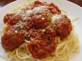 A Bear in the Kitchen: Pioneer Woman Spaghetti and Meatballs Pioneer Woman Meatballs, Spaghetti Sauce With Meatballs, Sauce With Meatballs, Italian Spaghetti Sauce, Fermented Recipes, Italian Spaghetti, Chunky Guacamole, Best Spaghetti, Homemade Spaghetti Sauce