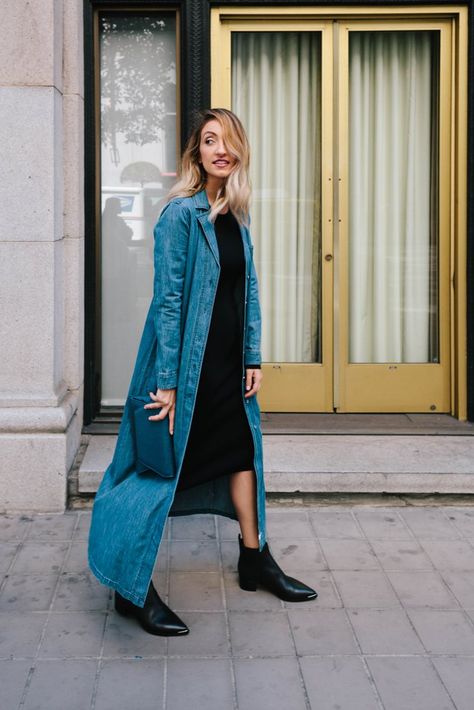 Statement-making leather ankle boots and a denim duster were the perfect way to transform this piece into a... Duster Coat Outfit, Trucker Jacket Outfit, Duster Outfit, Denim Duster Coat, Long Denim Dress, Over 40 Outfits, Denim Duster, Denim Street Style, Blue Jean Outfits