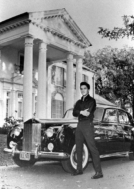 Elvis in front of Graceland leaning on car Graceland Mansion, Elvis Presley House, Graceland Elvis, Elvis Presley Graceland, Elvis Presley Pictures, Elvis And Priscilla, Joseph Jackson, Don Johnson, King Of Pop