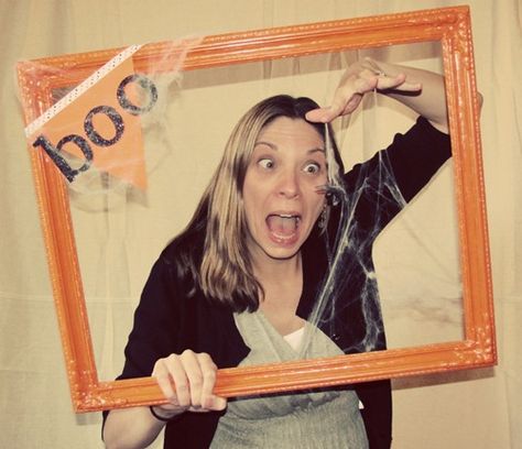 With a little bit of paint, a frame can become a photobooth. Halloween Hoedown, Halloween Photobooth, Halloween Selfie, Halloween Photo Frames, Teen Halloween Party, Halloween Backdrops, Selfie Booth, Hallowen Party, Season Decorations