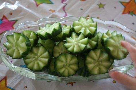 How to cut cucumbers for party. Love this idea!! Hosting a party? Visit www.candlesandavors.com for personalized invitations, thank you notes and party favors!!! Food Tray Ideas, Strawberry Snacks, Veggie Cups, Cucumber Slices, I Want Food, 4th Birthday Party, Christmas Platter, Snack Platter, Amazing Food Decoration