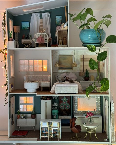 Diana | Downsizing so that I could put the house on this shelf. The taller house will not fit so now I am searching for another townhouse on fb… | Instagram Barbie Houses, High Room, Barbie Things, Dollhouse Decorating, Made To Move Barbie, Barbie Miniatures, Barbie Room, Diy Barbie Furniture, Mini Doll House