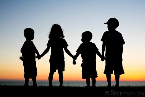 10 Tips to Capture Silhouette Photos - Click it Up a Notch Cousin Photo, Beach Picture Ideas, Beach Photo Ideas, Family Pic Ideas, Sibling Photography, Sibling Photos, Silhouette Photography, Family Beach Pictures, Beach Picture