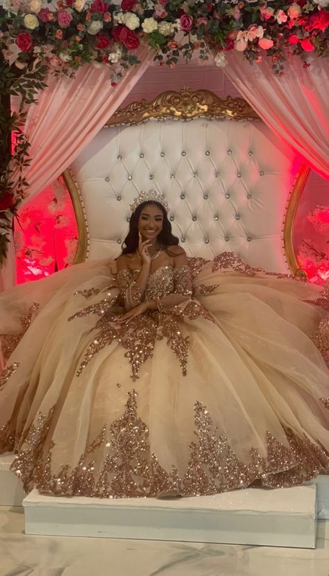 Quince Dresses Brown, Luxury Gold Quinceanera Dress, 15 Dresses Quinceanera White, Afro Latina Quinceanera, Quince Suprise Outfits, Sweet 16 Dresses Gold, Luxury Gold Gown For Quinceanera, Brownquinceanera Dresses, Gold Quncie Dresses