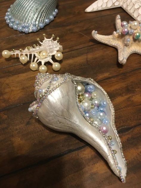 Shells Aesthetics, Decorated Shells, Pretty Shells, Seashell Art Diy, Tiny Worlds, Oyster Shell Crafts, Seashell Projects, Mermaid Core, Shell Decorations