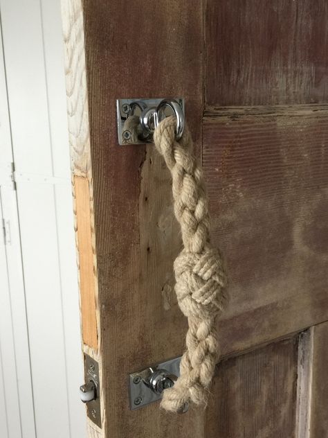 Rope Door Handles, Rope Cabinet Handles, Diy Door Handles Ideas, Diy Door Handles, Nautical Rope Decor, Rustic Nautical Decor, Nautical Door, Exterior Door Hardware, Earthy Home Decor