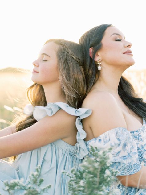 Mother With Daughters Pictures, Older Mother And Daughter Photos, Mother Daughter Outdoor Photography, Mom And Daughter Sitting Poses, Photography Poses Mother Daughter, Sit Down Family Poses, Photos With Mom And Daughter, Mother Daughter's Photo Shoot, Mother Older Daughter Photos