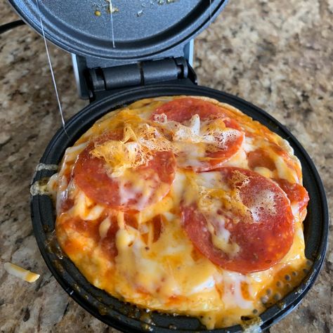 Icecream Ideas, Pizza Chaffle, Diet Lunch, Waffle Maker Recipes, Keto Pizza, Recetas Keto, Diet Breakfast, Keto Cooking, Keto Recipes Dinner