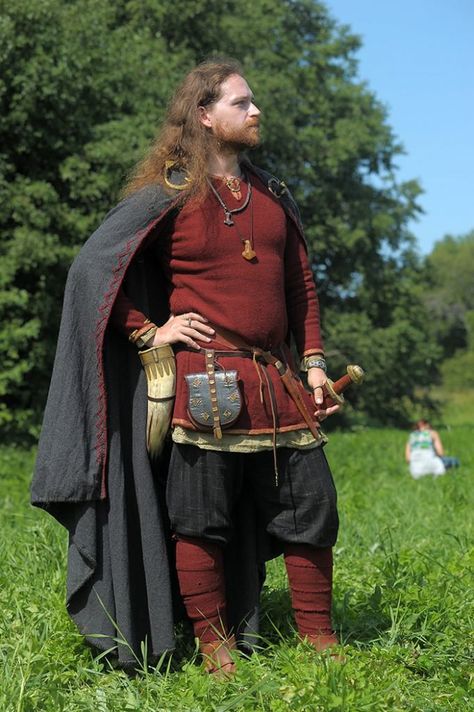 A man wearing a costume at a viking reenactment Nordic Clothing, Viking Festival, Viking Images, Costume Viking, Historical Viking, Viking Garb, Viking Reenactment, Viking Dress, Viking Men