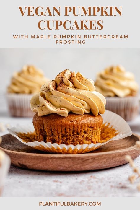 Vegan Pumpkin Cupcakes, Pumpkin Buttercream, Pumpkin Cupcake Recipes, Vegan Pumpkin Recipes, Maple Pumpkin, Vegan Cupcakes, Desserts Vegan, Vegan Thanksgiving, Pumpkin Cupcakes