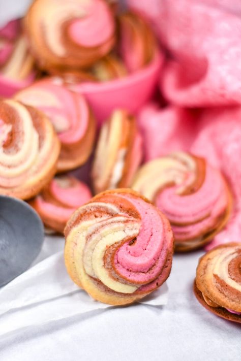 A recipe for Neapolitan butter cookies with swirls of vanilla, chocolate, and strawberry buttercream sandwiched in between. Neapolitan Cookies, Iced Christmas Cookies, Swirl Cookies, Tea Cup Cookies, Cookie Recipes Decorating, Cookie Recipe Video, Butter Cookie Recipe, Chocolate And Strawberry, Strawberry Butter