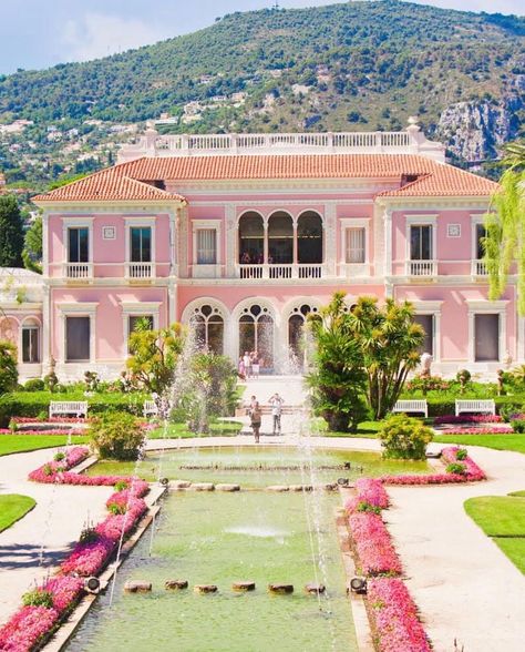 Pink Mansion Exterior, Pastel Mansion, Beach House Mansion, Pink Mansion, Pink House Exterior, Exterior Beach House, Vintage Mansion, Pink Building, 80s House