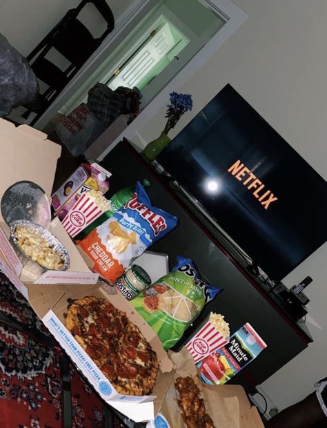 Couples Movie Night, Sleepover Snacks, Movie Night Food, Pyjamas Party, Movie Night Snacks, Iptv Subscription, Movie Snacks, Sleepover Food, Night Food