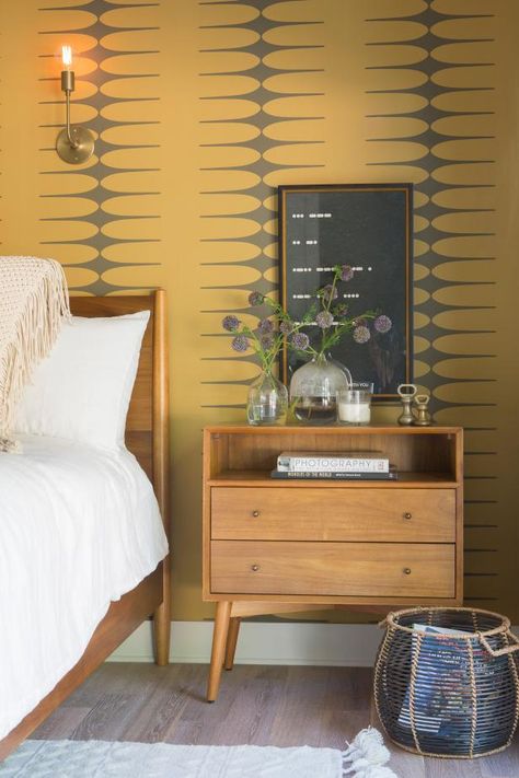 2018 Defend the Trend - Pattern: Wallpaper | HGTV's Defend the Trend 2018 | HGTV Modern Wallpaper Bedroom, Grey And White Wallpaper, Vintage Wallpapers, Mid Century Bedroom, Mid Century Modern Bedroom, Mudroom Design, 4 Wallpaper, Yellow Bedroom, Trendy Wallpaper