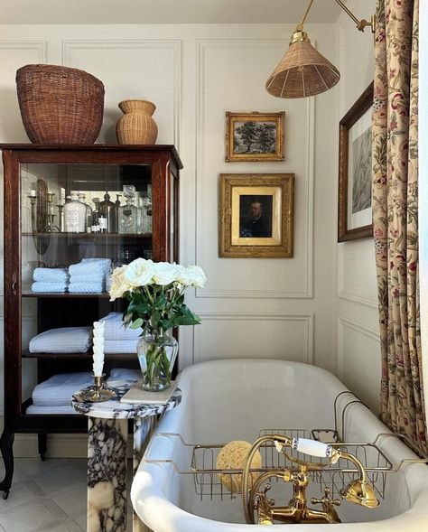 Nancy Meyers Bathroom, Colonial Style Bathroom, Bathroom Chic, Happy Monday Everyone, Chic Bathrooms, Style Deco, Bath Room, French Chic, Apartment Inspiration